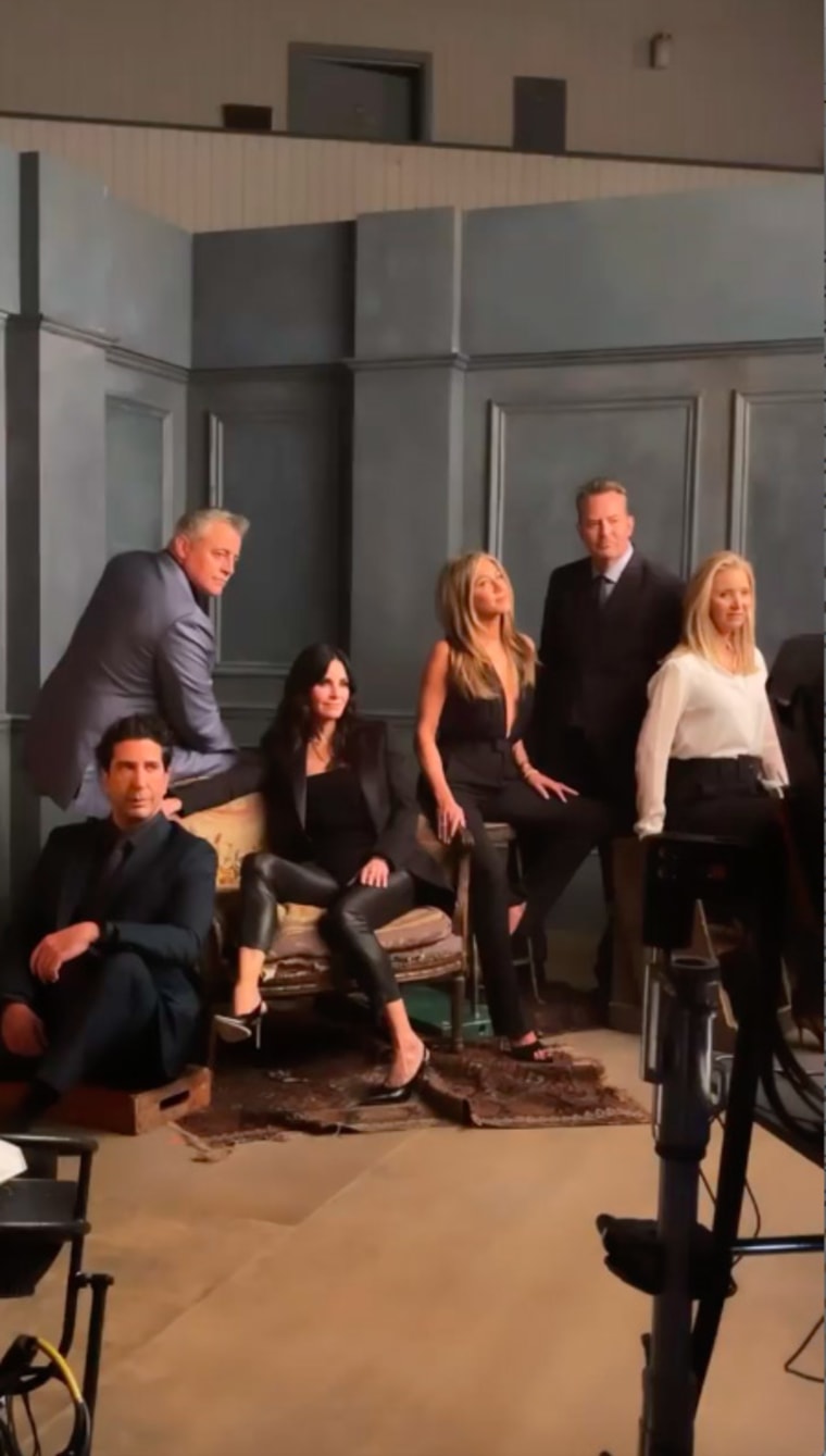 David Schwimmer, Matt LeBlanc, Courteney Cox, Jennifer Aniston, Matthew Perry, and Lisa Kudrow pose for the cover of "People" magazine. 