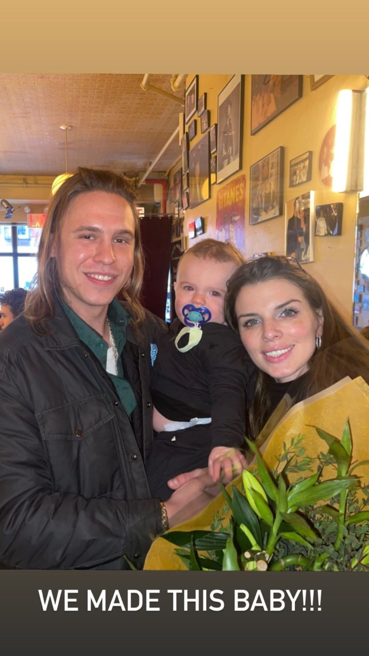 Julia Fox y su ex, Peter Artemiev, con su hijo Valentino, en fiesta de cumpleaño.