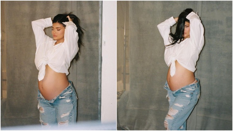 Kylie Jenner mostrando su panza de embarazo