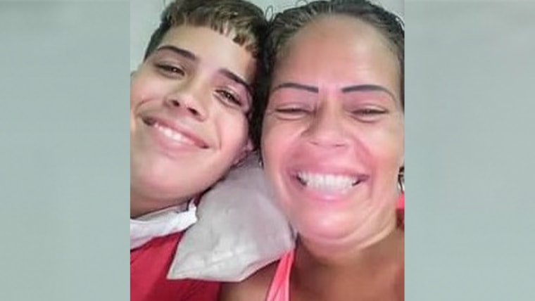 Jonathan Torres Farrat, de 17 años, junto a su madre, Bárbara Farrat. El niño fue detenido el 13 de agosto e interrogado sin la presencia de un adulto, denuncia la madre. 