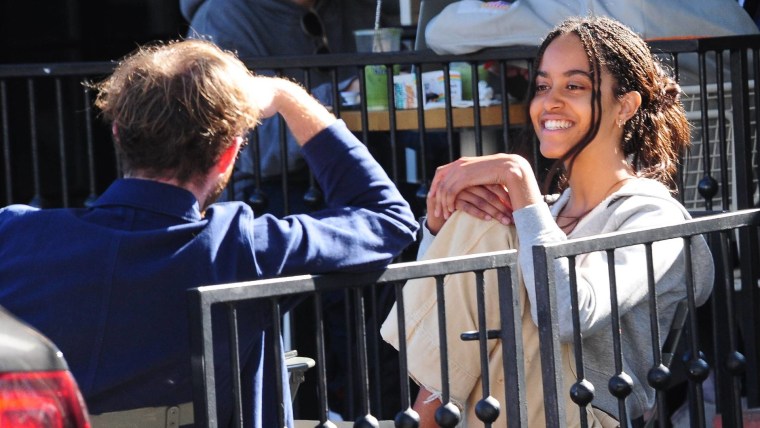 Malia Obama tomando café con un amigo en Alfred Coffee, ubicado en West Hollywood, Los Ángeles, California.