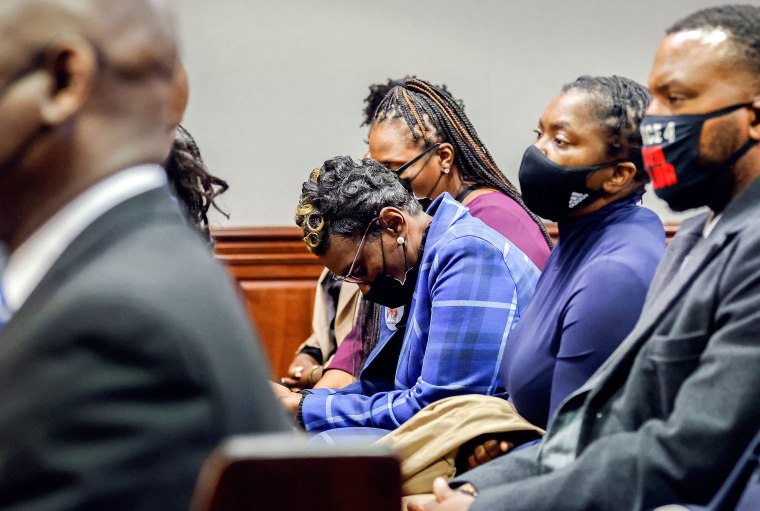 La madre de Ahmaud Arbery, Wanda Cooper-Jones, durante la condena de los tres hombres acusados por la muerte de su hijo, 7 de enero de 2022.