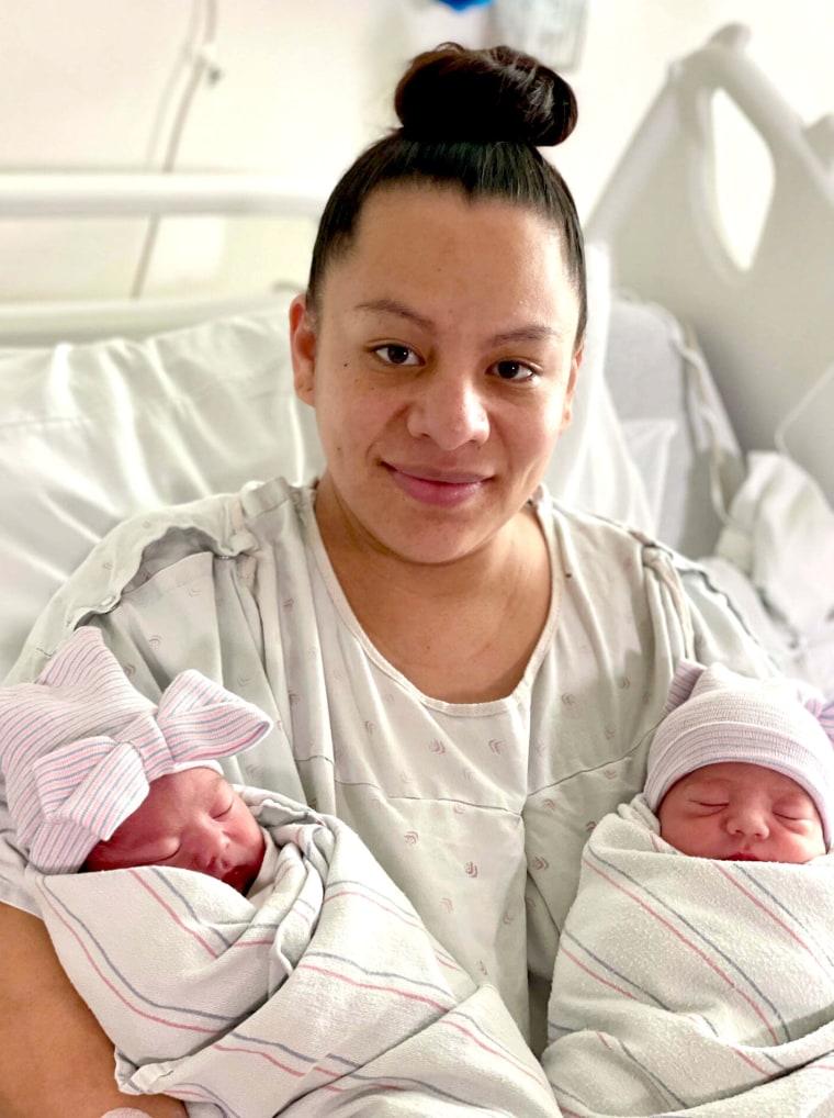 Fatima Madrigal posa junto a sus mellizos recién nacidos.