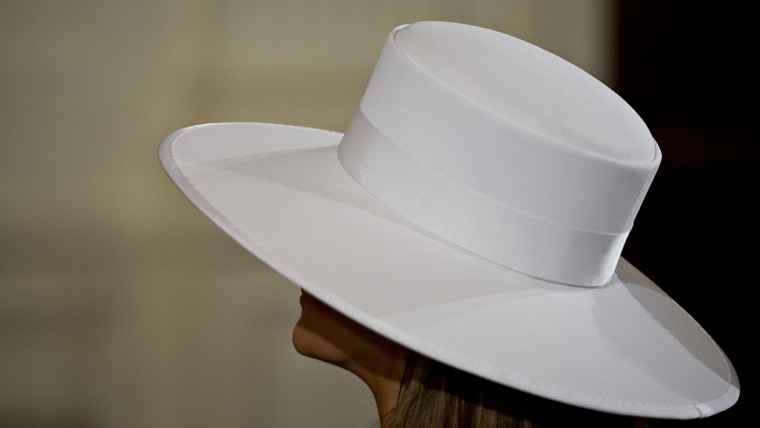 Melania Trump lleva un sombrero mientras asiste a una conferencia de prensa con el presidente de Estados Unidos en 2018.