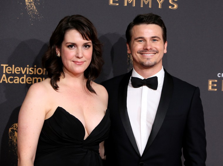 Actress Melanie Lynskey and actor Jason Ritter attend the 2017 Creative Arts Emmy Awards at Microsoft Theater on September 10, 2017 in Los Angeles, California.