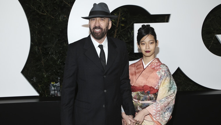 Nicolas Cage y su esposa Riko Shibata en evento 'El nombre del año' de 'GQ'.