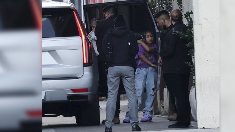 North West, hija de Kim Kardashian y Kanye West, Ye, en estacionamiento de Los Ángeles.