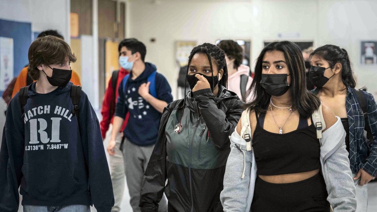 Estudiantes de White Plains High School caminan entre clases en White Plains, Nueva York, el 22 de abril de 2021.