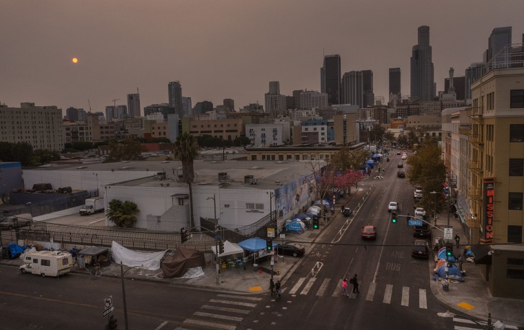 Una vista aérea de campamentos para personas sin hogar en Skid Row el jueves 23 de septiembre de 2021 en Los Ángeles.