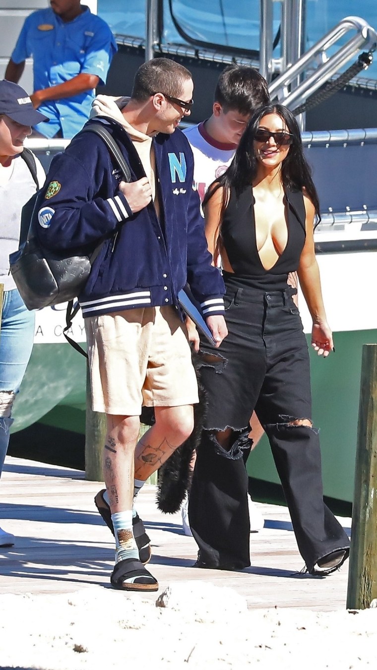 Pete Davidson y Kim Kardashian, a punto de dar un paseo en bote en Las Bahamas.
