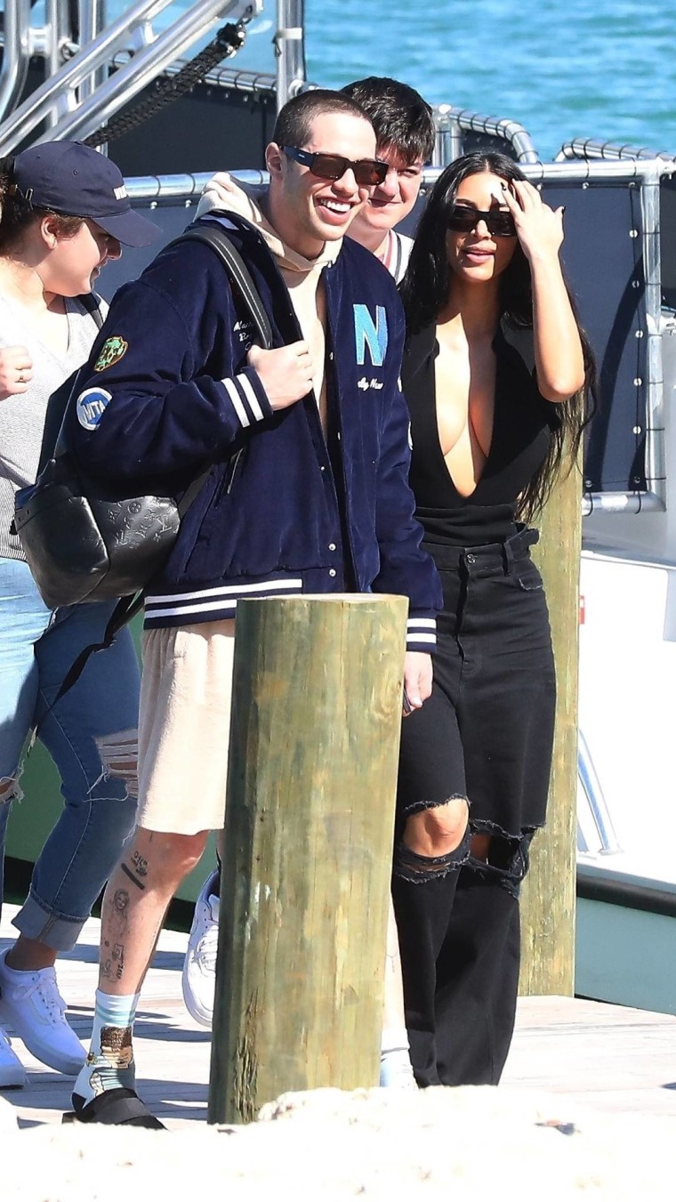 Pete Davidson lució muy sonriente junto a Kim Kardashian, durante su escapada romántica a las Bahamas.