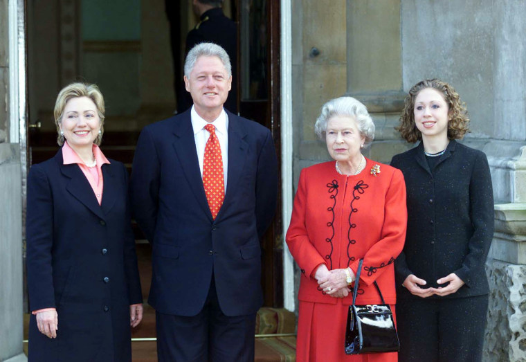 Queen Elizabeth greets the Clintons in 2000