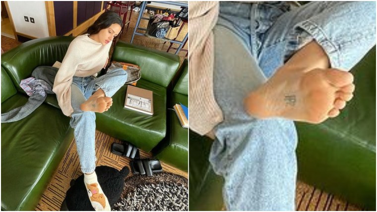 Rosalía mostrando su tatuaje en la planta del pie izquierdo