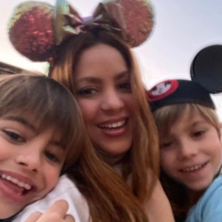 Shakira y sus hijos, Sasha y Milan, en Disney World.