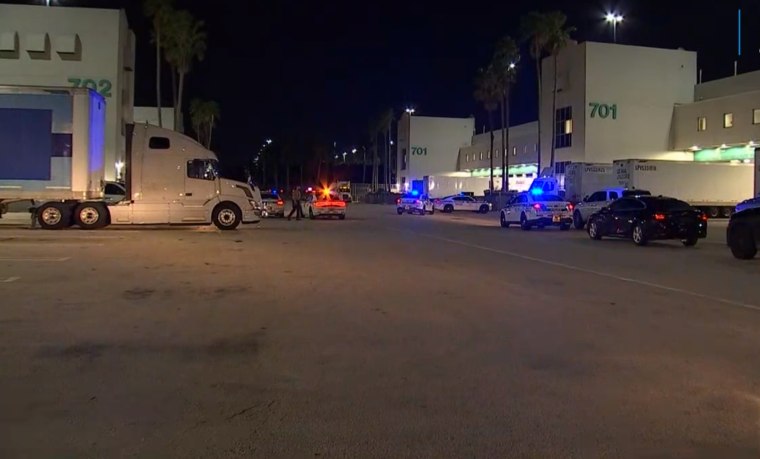 La policía responde a un tiroteo en el área de carga del Aeropuerto Internacional de Miami que dejó dos empleados heridos