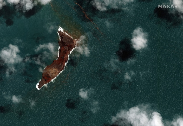 En esta imagen por satélite proporcionada por Maxar Technologies, una vista del volcán Hunga Tonga Hunga Ha'apai en Tonga, el martes 18 de enero de 2022, tras una enorme erupción volcánica submarina.