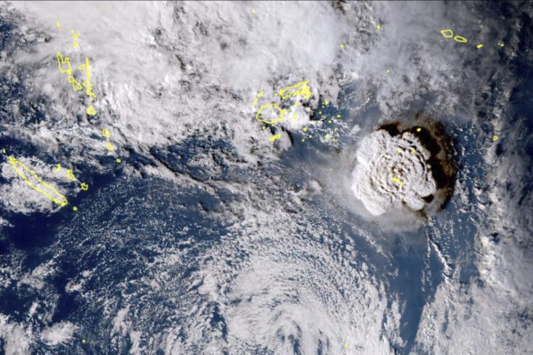 Una imagen satelital de la erupción del volcán submarino en Tonga, nación ubicada en el océano Pacífico.