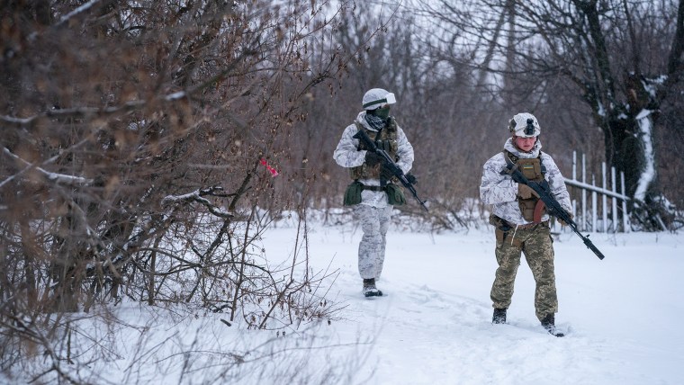 Militares ucranianos del 25º Batallón de Asalto Aéreo son vistos en Avdiivka, Ucrania.