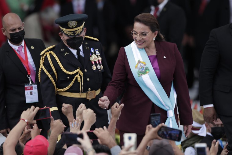 La presidente electa, Xiomara Castro, saluda a simpatizantes tras su juramento como nueva presidente de Honduras, este jueves en el Estadio Nacional Tiburcio Varias Andino en Tegucigalpa.
