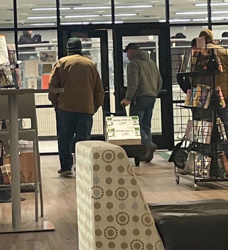 Una foto tomada por un estudiante en Granbury, Texas, muestra a unos hombres transportando cajas de libros de la biblioteca con la etiqueta Lista de Krause, en referencia a los 850 títulos que el representante estatal Matt Krause quiere retirar de las escuelas.