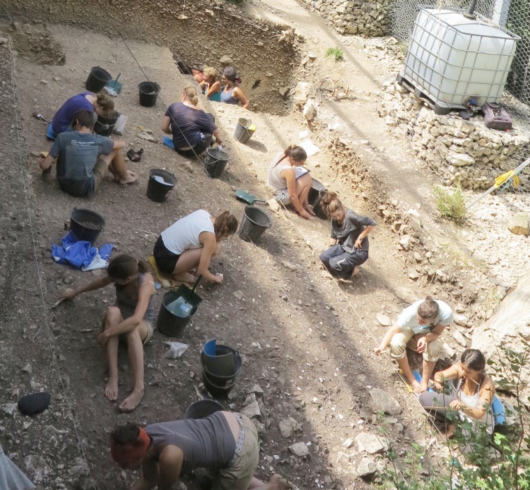 Excavation at the Grotte Mandrin.