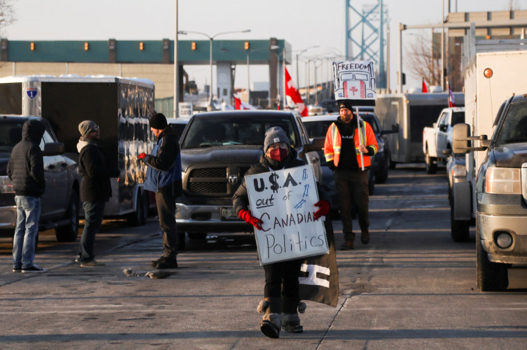 Canadian Tire says they 'don't condone' anti-Trudeau protests like one  outside Oakville store