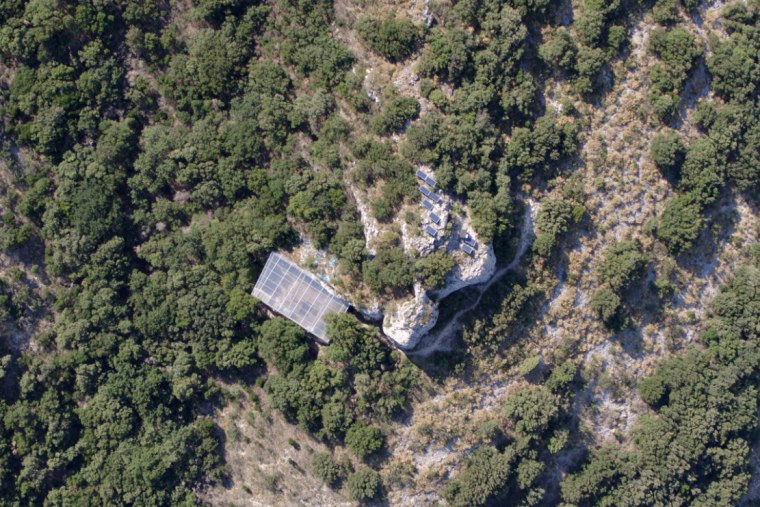 Image: Aerial view of the Grotte Mandrin outcrop in the Rhône Valley.