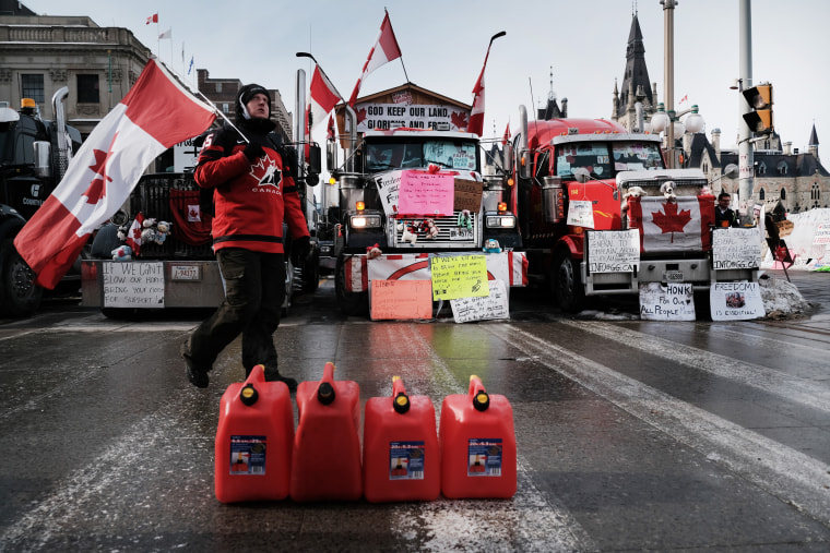 Image: Truck drive convoy protest Ottawa