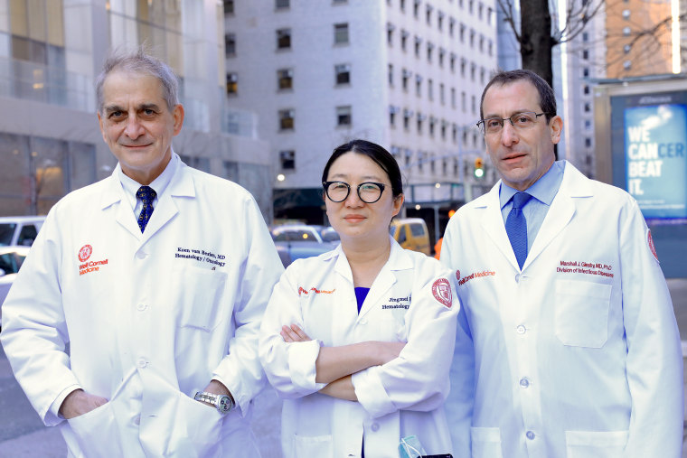 Слева направо: д-р Коэн ван Безиен, д-р Цзинмей Хсу и д-р Маршалл Дж. Глесби из Weill Cornell Medicine.