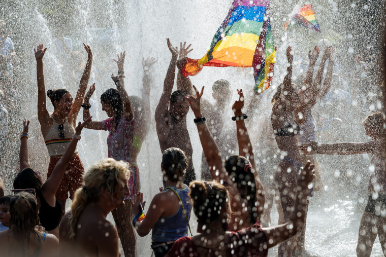 Изображение: люди празднуют в парке Вашингтон-сквер во время парада гордости в Нью-Йорке 27 июня 2021 года.
