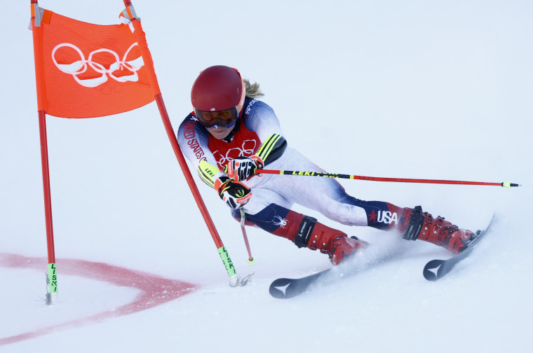 Mikaela Shiffrin, des États-Unis, skie dans les finales parallèles par équipes mixtes dimanche aux Jeux olympiques de Pékin 2022.