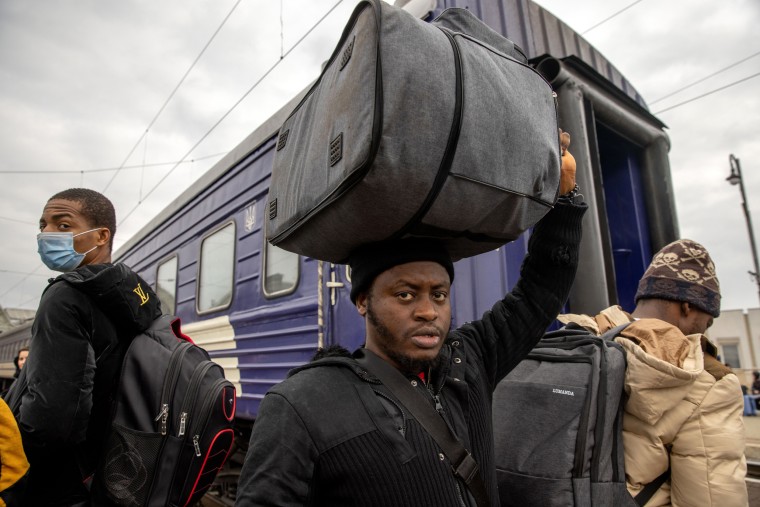 Image: Displaced Ukrainians Flee From Lviv Train Station to Poland