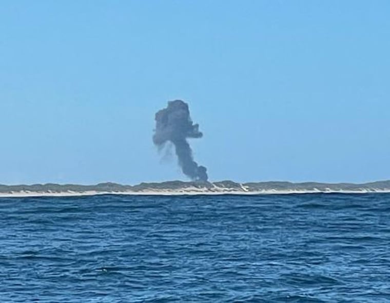 Una columna de humo se alza en el sitio donde se estrelló un helicóptero al norte de una base naval en Kauai, Hawaii; el 22 de febrero de 2021.
