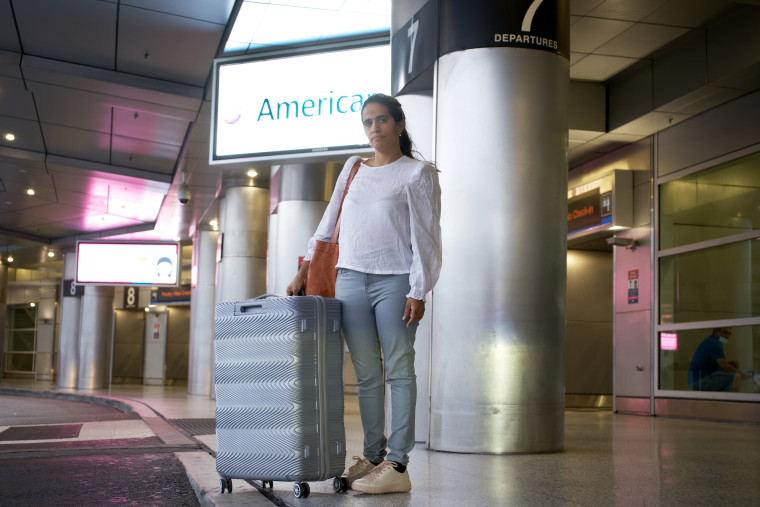 La opositora cubana Anamely Ramos en el Aeropuerto Internacional de Miami, luego de recibir la negativa de American Airlines de abordar un vuelo de regreso a Cuba.