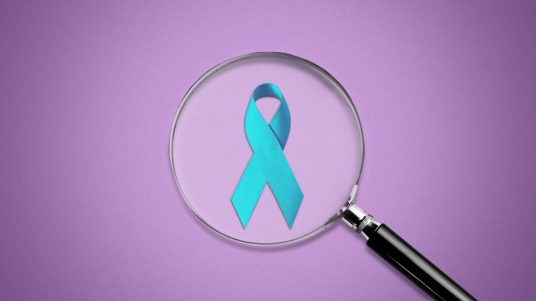 Ilustración de un moño de color azul claro en representación del símbolo del cáncer. Una lupa estudia el moño, en representación de hacerse revisiones periódicas para identificar células cancerígenas cuando estas existen.