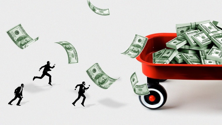 Pequeñas figuras en traje corren detrás de un carrito rojo con billetes, en representación de la necesidad de perseguir inversiones.