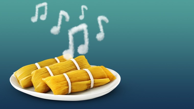 Ilustración de tres tamales en un plato donde el vapor caliente emitido por los alimentos está en forma de notas musicales