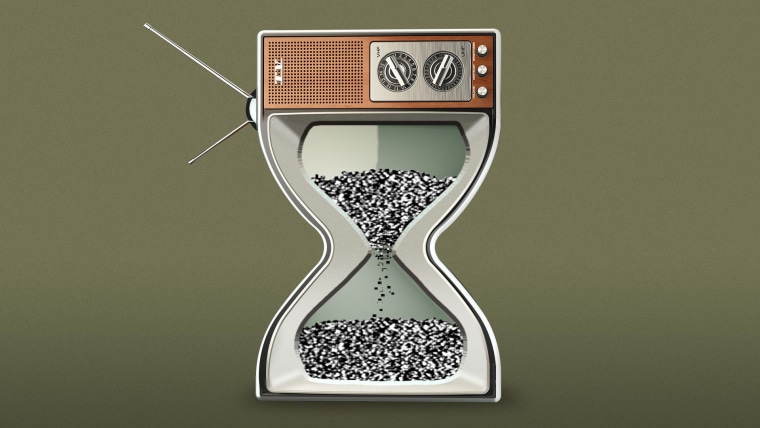 Una televisión, distorsionada en forma de reloj de arena, muestra el desperdicio de talento latino