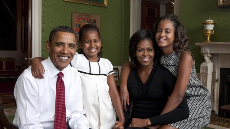 Barack Obama, Michelle Obama y sus hijas Sasha y Malia, en la Casa Blanca en 2009
