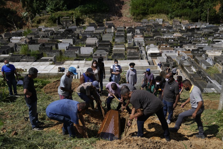 Familiares entierran a Zilmar Batista, de 54 años, quien falleció en los deslaves de la ciudad de Petrópolis, Brasil