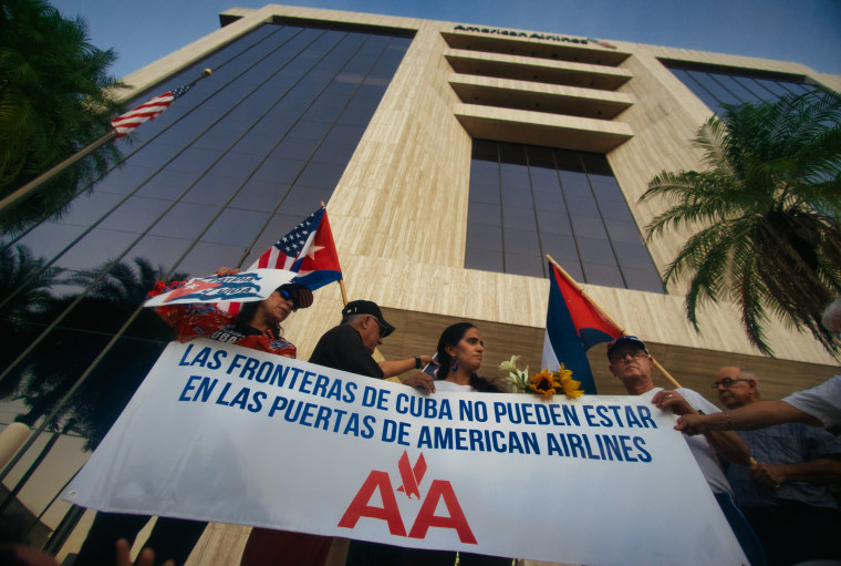 Anamely Ramos (centro) protesta junto a decenas exiliados cubanos frente a la sede de American Airlines en Miami. 