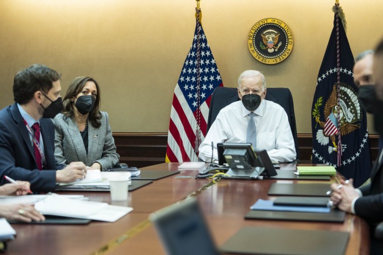 El presidente, Joe Biden, la vicepresidenta, Kamala Harris, y miembros del equipo de seguridad nacional del Gobierno observan la operación antiterrorista que mató a Abu Ibrahim al-Hashimi al-Qurayshi, el líder del ISIS.