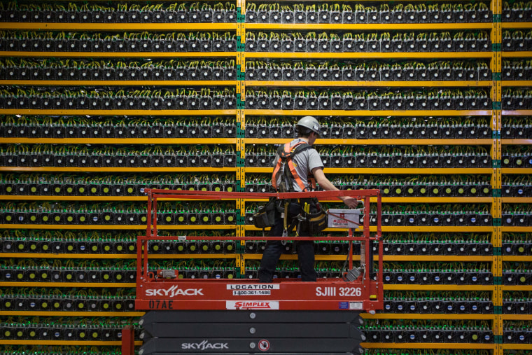 Un técnico inspecciona la parte trasera de la minería de bitcoin en Bitfarms en Saint Hyacinthe, Quebec, el 19 de marzo de 2018.