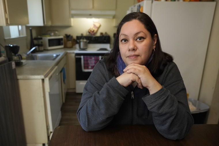 Crystal Orozco posa en el apartamento en el que convive con su marido y sus hijos en Carmichael, California, el lunes 7 de febrero de 2022.