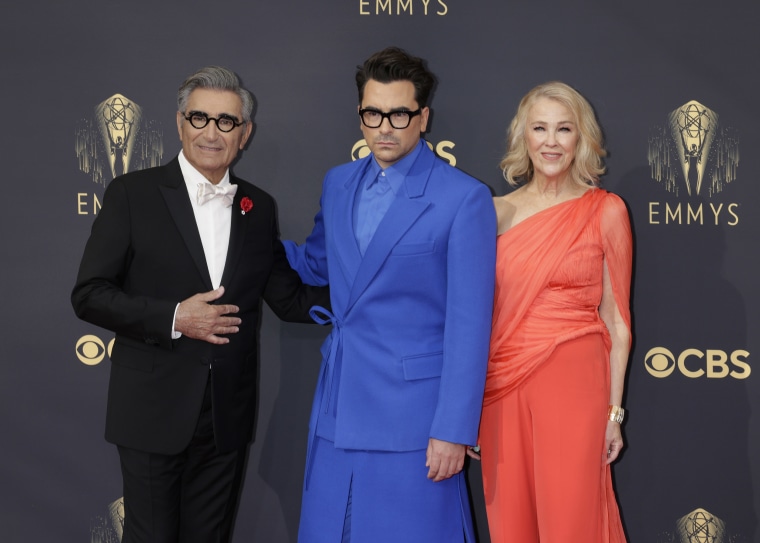  Eugene and Dan Levy stand alongside Catherine O'Hara as they attend the 73rd Emmy Awards.