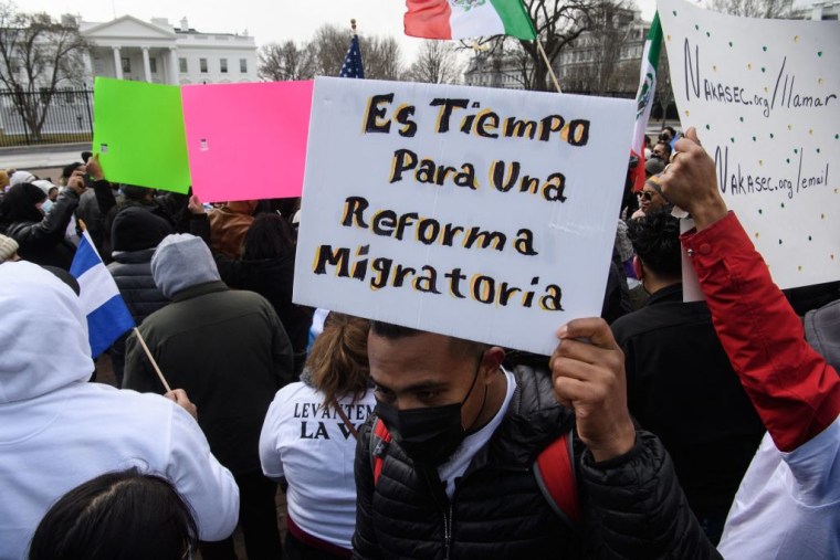 Manifestantes piden una reforma migratoria cerca de la Casa Blanca en Washington.