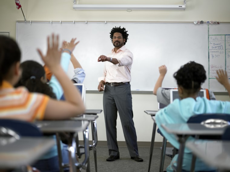 Al menos 37 estados de EE.UU. están impulsando proyectos de ley para restringir lo que los maestros pueden enseñar en las aulas sobre raza, política e historia.