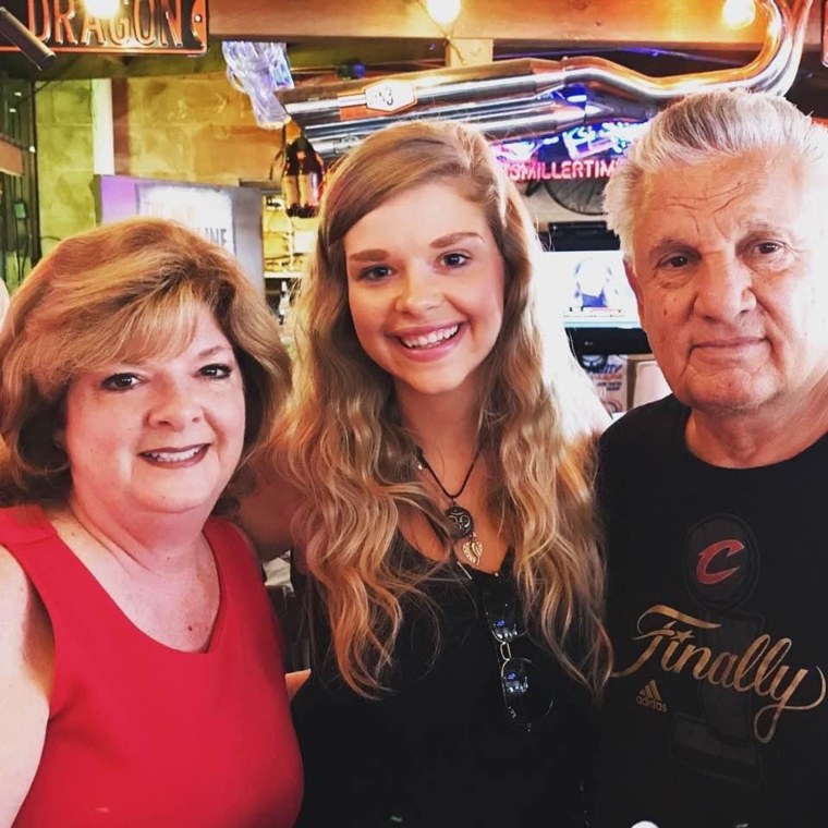 Jessica with her mother and father, Jeanine and Mike.
