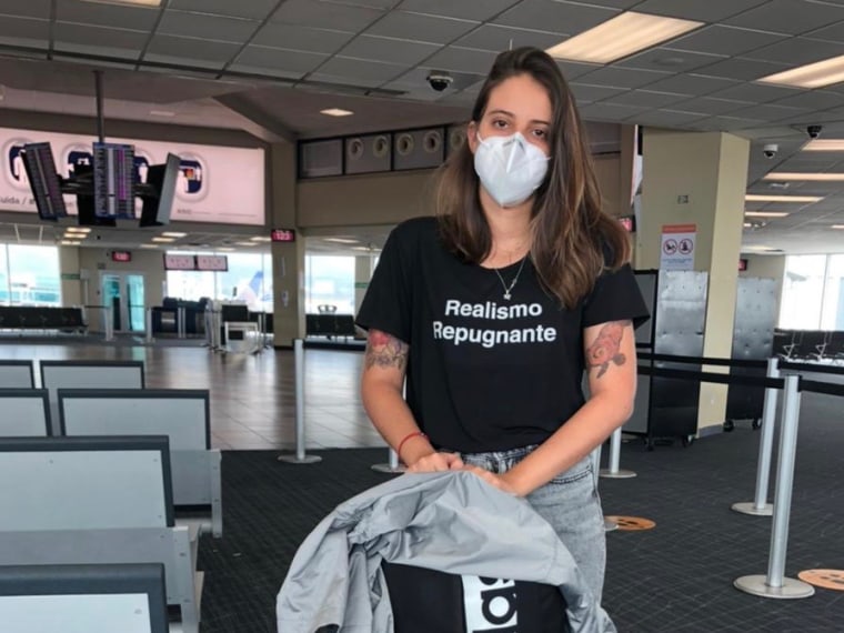 Karla Pérez, periodista independiente cubana, queda varada en 2021 en un aeropuerto de Panamá tras conocer que Cuba le prohibía regresar. 