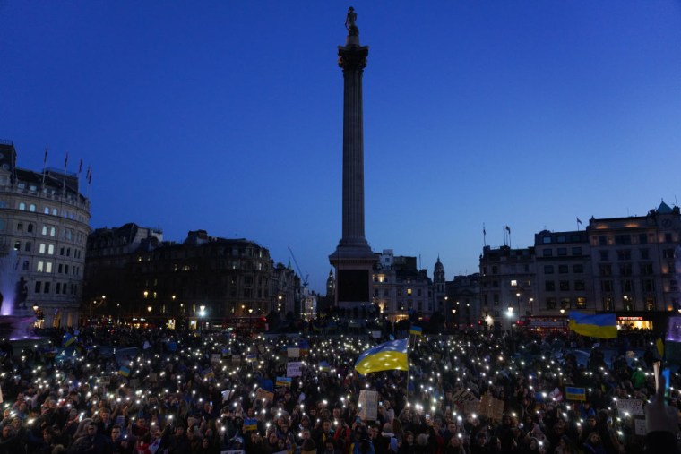 Miles se manifiestan en la plaza de Trafalgar, Londres, contra la guerra en Ucrania